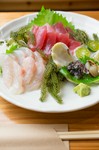確かな目で厳選した沖縄近海の魚介を使用。お酒との相性抜群！　口の中でトロける味わいをぜひ。