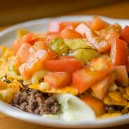 ひき肉、チーズにクリスピーな食感のコーンチップス。トマトベースのソースをたっぷりとかけてどうぞ。