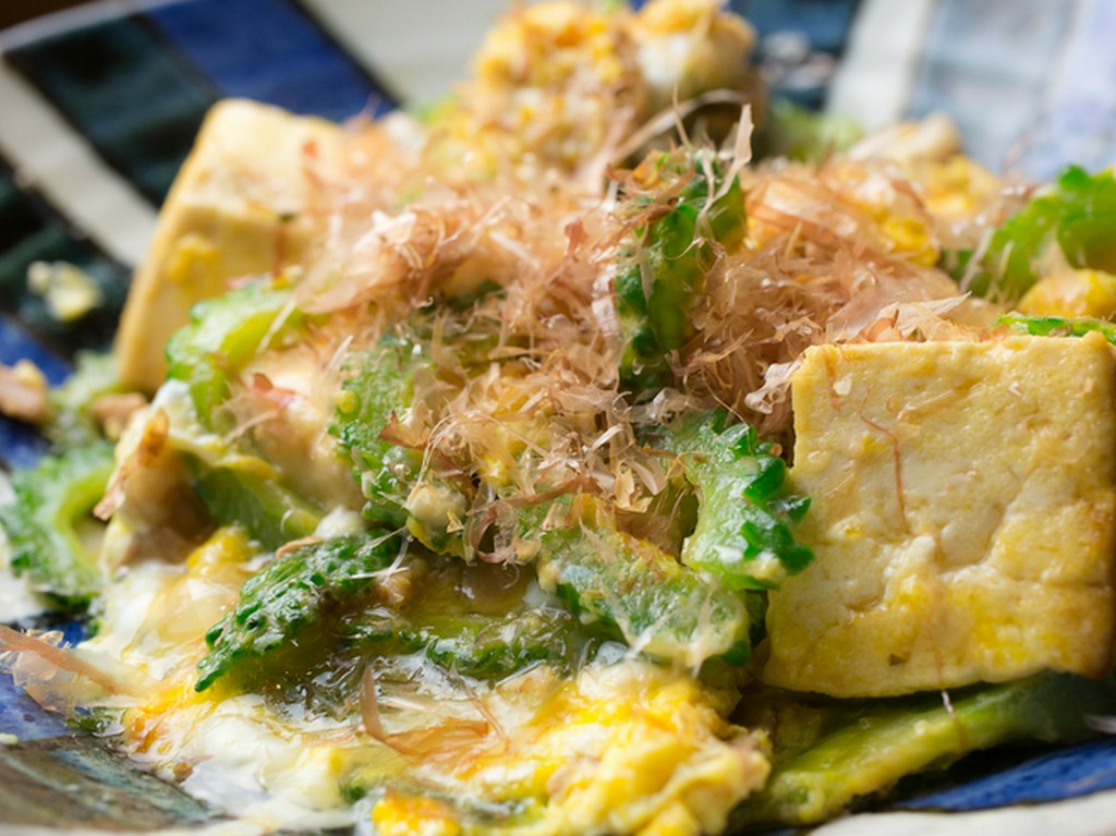 『ゴーヤチャンプルー』をはじめ、沖縄定番料理いろいろ