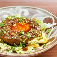 しゃぶしゃぶやソーセージ、ステーキなど、メニューも豊富な【ぶたや　黒将】。肉質に合わせて料理もつくられているので、それぞれ育て方も替えているのだとか。細部にまでとことんこだわった逸品が味わえます。