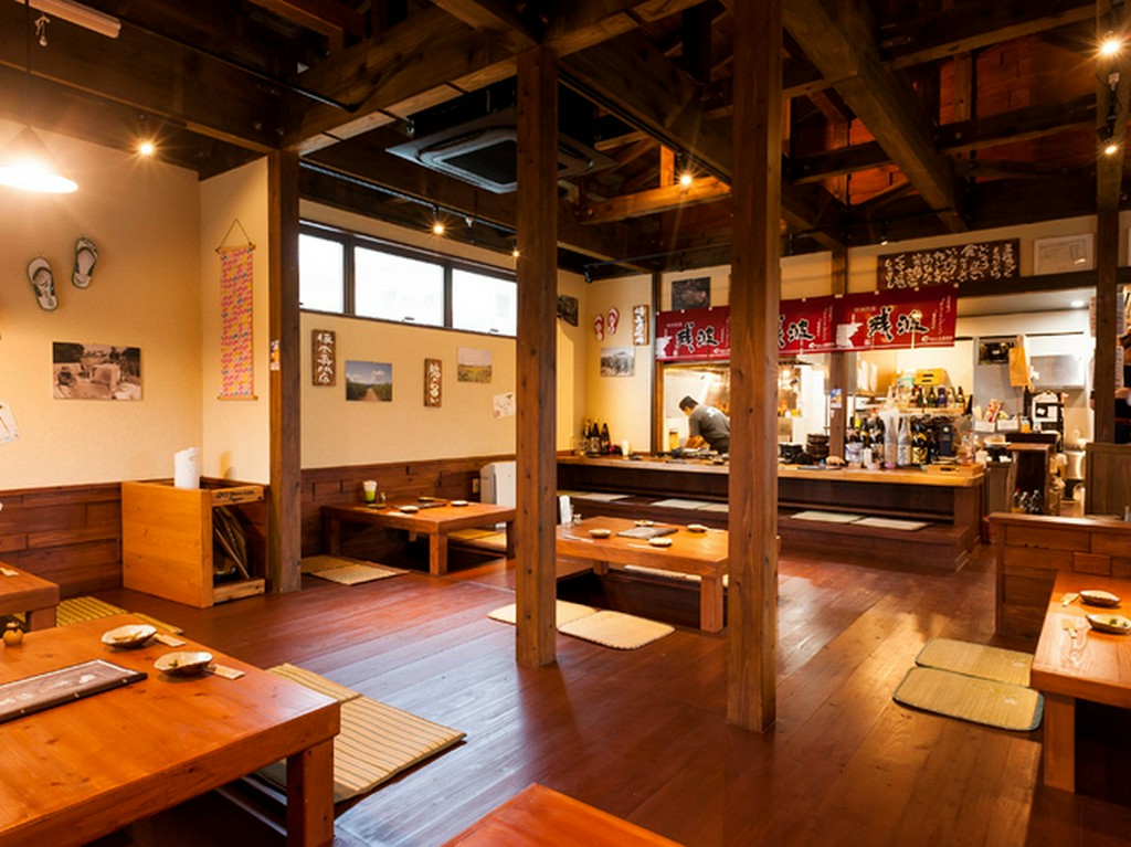 木のぬくもりあふれる店内。細部までこだわったインテリアは必見