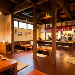 木のぬくもりあふれる店内。細部までこだわったインテリアは必見