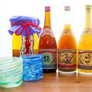 残波や菊の露などの泡盛、黒霧島や黒伊佐錦などの焼酎と、品ぞろえも豊富。その日の気分や好み、料理に合わせて選んだり、あれこれ飲み比べたりと、思い思いのスタイルでお酒が楽しめます。