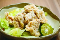 外はサクサク、中身はジューシー。唐揚げは定番おつまみ。ぶたやならではの唐揚げメニューです。