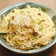 沖縄家庭料理の定番ソーメンも黒将にかかれば、一味変わります。ピリッとアクセントが効いた一品に仕上がりました。