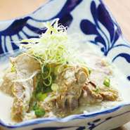 長時間煮込んだ肉はおどろくほど柔らか。塩だけで煮るシンプルな味つけは、素材に自信があるからこそ。