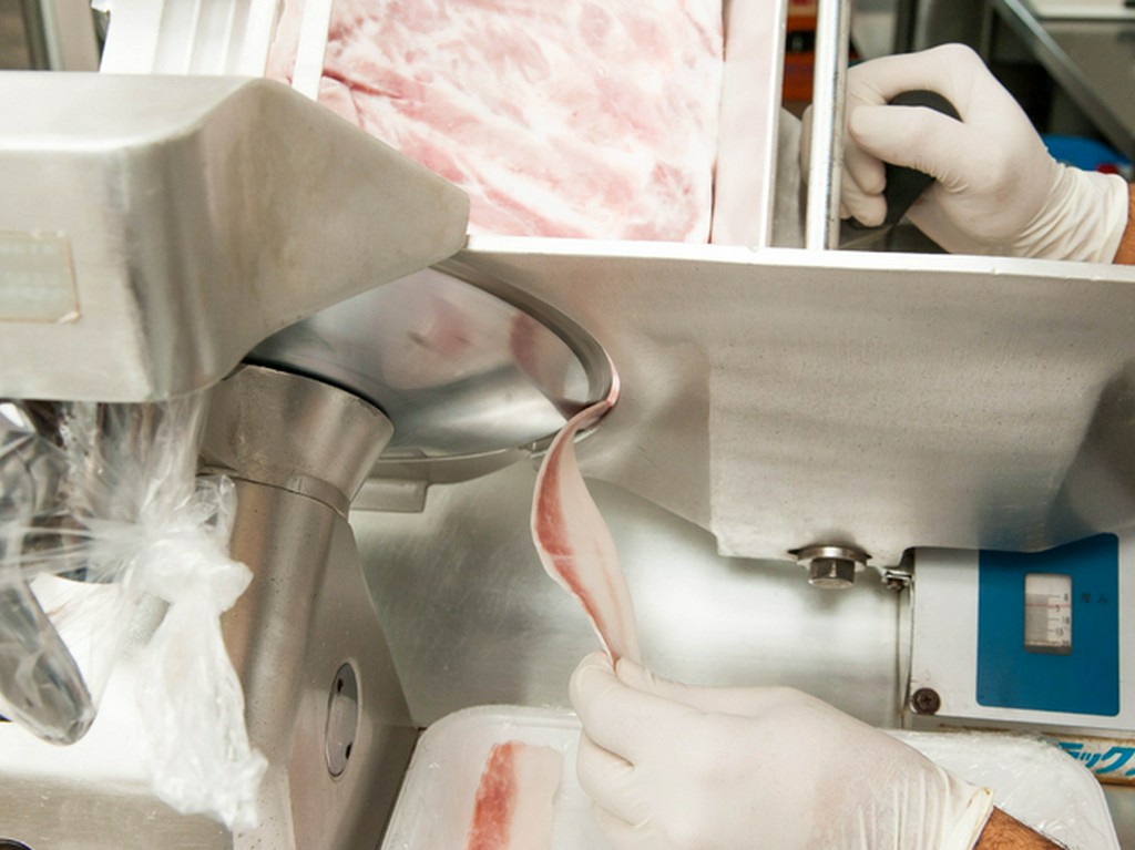 自社で加工場を持つ強み。肉のスライス、ミンチ、粉骨お手の物！
