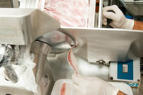 自社で加工場を持つ強み。肉のスライス、ミンチ、粉骨お手の物！