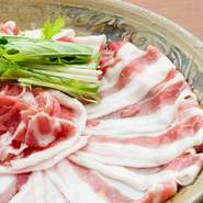 豚肉の口どけが良く、さっぱりとした甘みは、肉から出る脂が上質である証し。シークヮーサーを使った白いポン酢と、コクのある黒いごまダレ、二種類をご用意しています。上質な肉の旨みをご堪能ください。