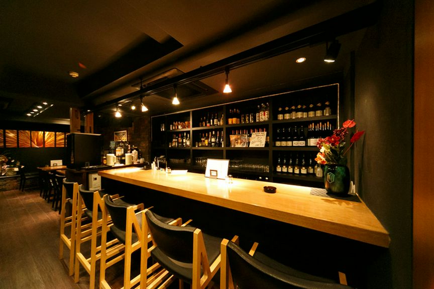 1人でも落ち着ける。Barの雰囲気漂うカウンター席