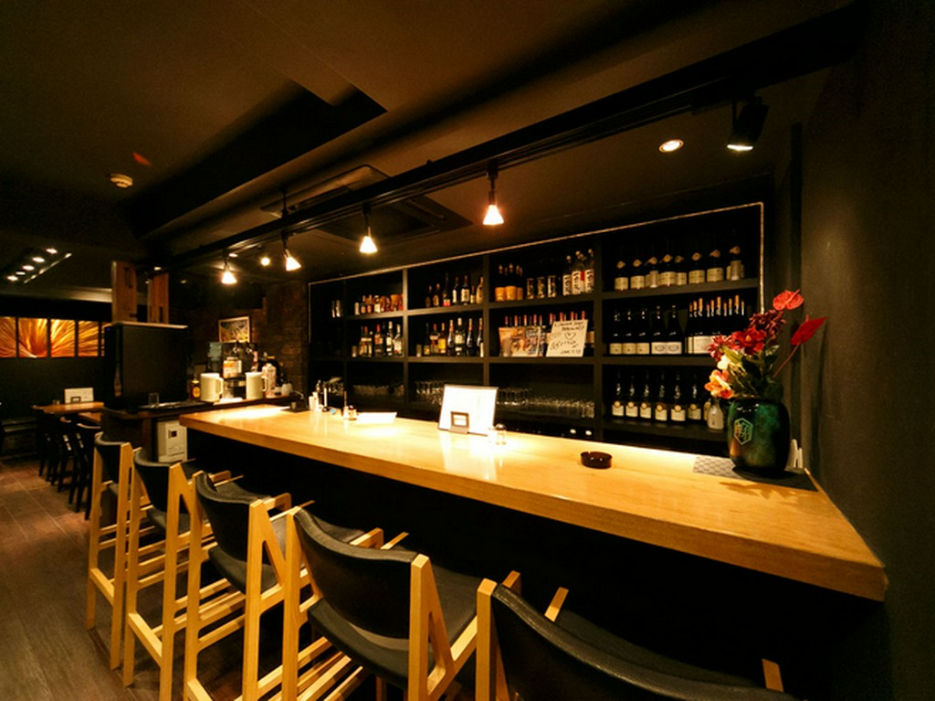 1人でも落ち着ける。Barの雰囲気漂うカウンター席