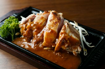 洋食屋さんのデミグラソースでいただく『国産あべ鶏のソテー』