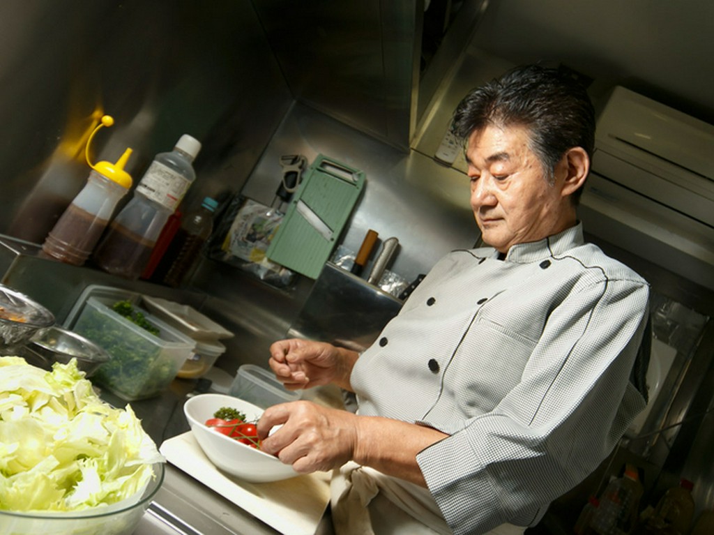 洋食一筋40年以上のベテラン料理人が腕を振るいます