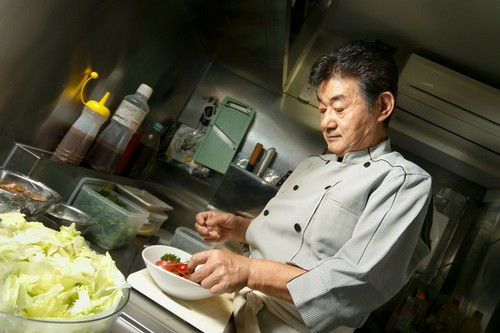 洋食一筋40年以上のベテラン料理人が腕を振るいます