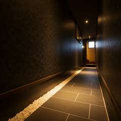 石畳の長いアプローチを通って、美食の世界へ