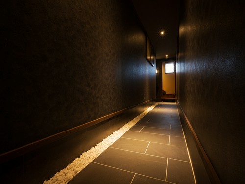 石畳の長いアプローチを通って、美食の世界へ