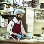 「ゲストに対して、自分がされたらうれしいことをするようにしています」と語る児玉さん。焼き網の交換やお皿の片付けなど、さりげない気づかいで心地よい時間を演出してくれます。