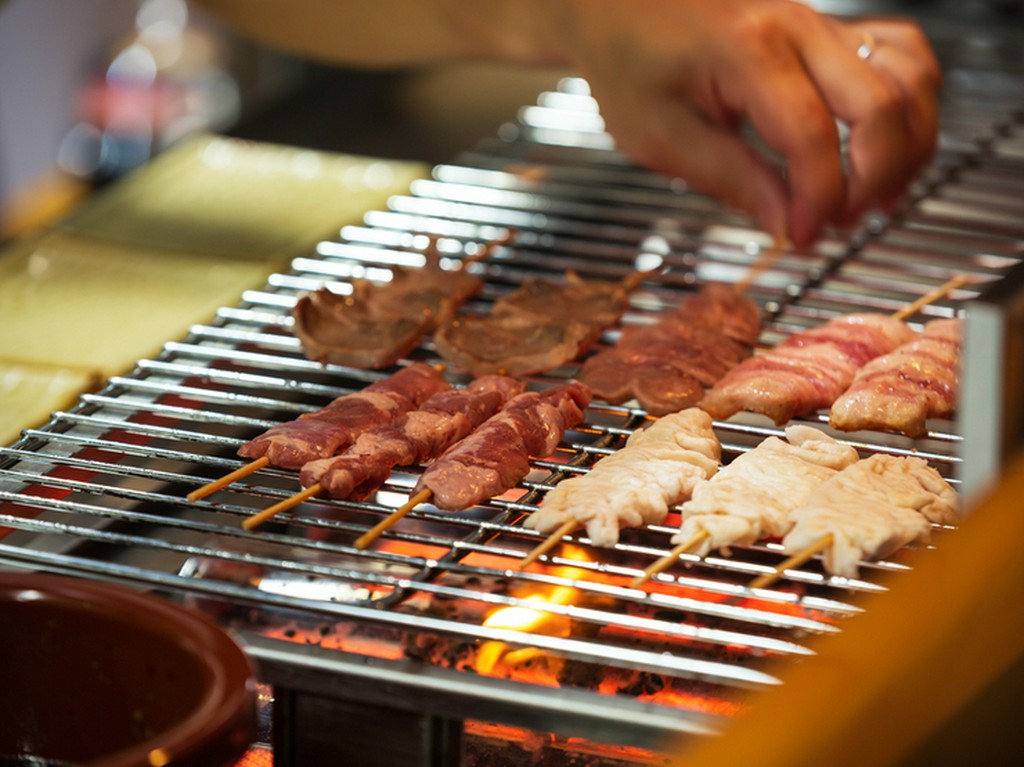 仕込みから焼きあげまで、丁寧な作業が自慢の「串焼」