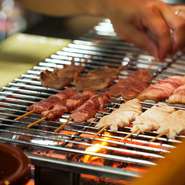 飼料からこだわっている天元豚は、山形県が誇るブランド豚肉です。その日の肉の状態を見極めながら、一本ずつ串を打ち焼き上げることで日々変わらないおいしさを提供しています。