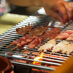 仕込みから焼きあげまで、丁寧な作業が自慢の「串焼」