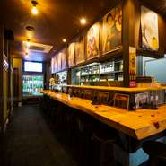 お一人様でも入りやすい、オープンキッチンのカウンター席となっています。その日の逸品を料理人に訪ねてみるのもオススメ。時間を忘れて長居したくなるほどの心地よさです。