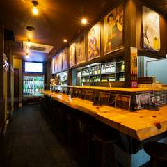 カウンター席で、音や香りを体感しつつ一人を満喫