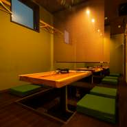 掘りごたつ席を横並びに4席設けています。各席には4～5名様ほど座ることができ、ロールスクリーンで仕切りを設けたり、全席を繋げて一つのテーブル席として使用できます。