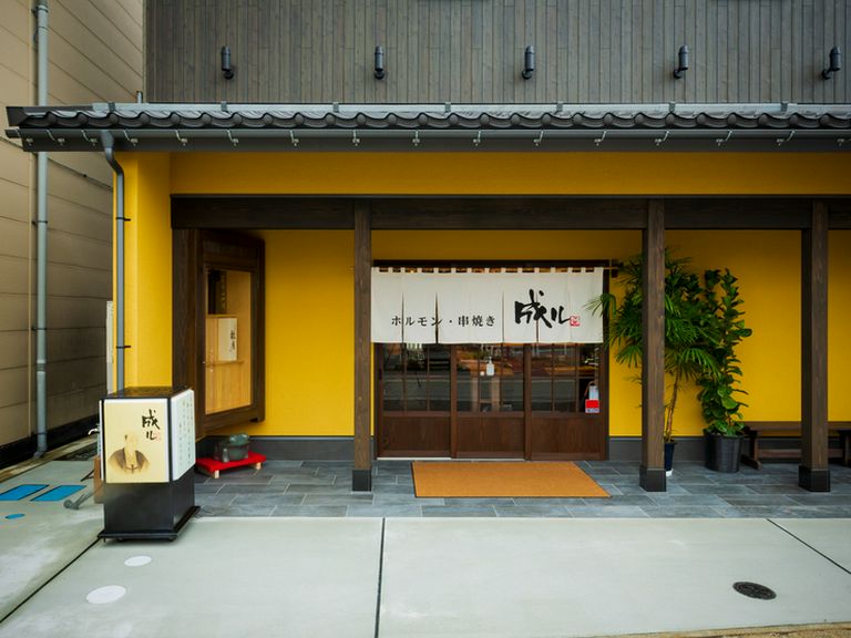 華やかな山吹色の外壁が人目を惹きつける【成ル】
