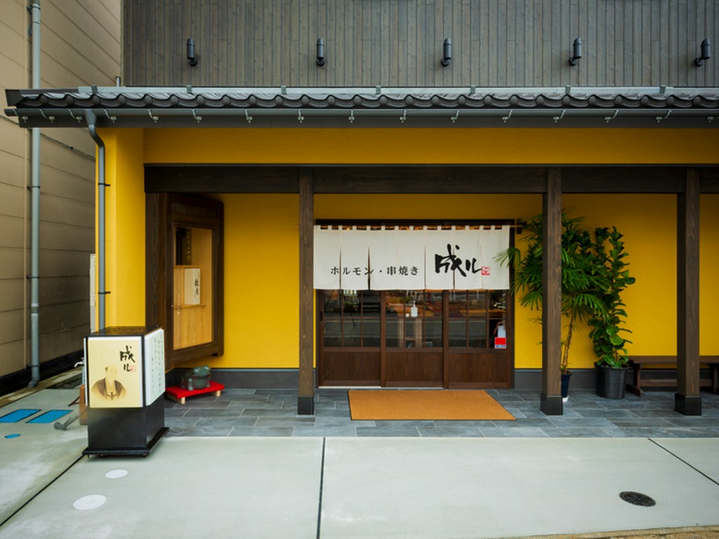 華やかな山吹色の外壁が人目を惹きつける【成ル】