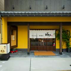 華やかな山吹色の外壁が人目を惹きつける【成ル】