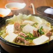 山盛りキャベツの鍋に火を入れていくと、キャベツがしんなりしていき中からホルモンが現れます。キャベツと豆腐から染み出した水分と特製みそで煮込まれるホルモンは、旨みを逃しません。