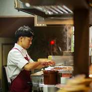 「数ある飲食店の中から、当店を選び足を運んでくださったお客様に、楽しんで帰ってもらいたい」と話す酒井さん。いつも笑顔を絶やさず、一人一人に接することを心掛けています。