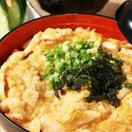 お店おすすめメニューの一つ『親子丼』は、三河産の鶏胸肉を使い、名古屋風の濃いめの味付け。岩手県産のこだわりの玉子は、なめらかな口当たりの絶妙な火加減で仕上げられています。ランチやディナーにもおすすめ。