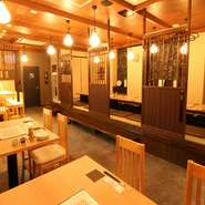 ゆったりとした店内は、仕事帰りに軽く一杯、気軽に立ち寄れる雰囲気がただよいます。宴会での利用も多く、コースや飲み放題も充実。4～5名程度の宴会であれば、予約なしでも対応してもらえますので、気軽に相談を。