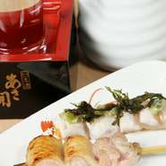 お酒の種類も豊富な【赤い鳥盛岡駅前店】。なかでも、日本酒は季節のものが月替りで用意されています。地元のお酒も豊富で、行くたびに違う一杯と出会える。そんな楽しみ方もできるお店です。