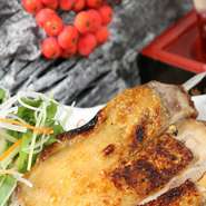 名古屋に店を構える鳥重商店グループの直営店。こだわりの鶏肉は鮮度を大事にし、毎日丸のまま送られてきます。鶏肉は美味しいだけではなく、健康にも美容にも良いのだとか。旨みたっぷりの逸品が味わえるお店です。