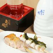 丸鶏を職人が店で手さばきし、一串入魂の心で調理する一品。炭火で一気に焼くと旨みが閉じ込められます。