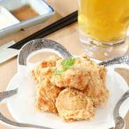 ムネ肉に企業秘密の下処理を施した、柔らかくてジューシーな唐揚げ。ビールやお酒との相性も抜群です。