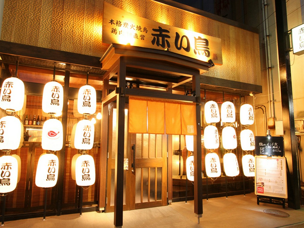 たくさんの提灯が飾られた店の入口。優しい明かりに癒されます