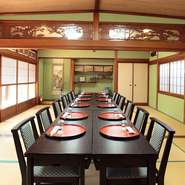 床の間、床柱、床脇を備える書院風和室のお部屋。明治時代末期から続く老舗日本料理店の風格を持ち合わせている空間。ゆっくりと食事が楽しめるよう、お席は椅子式となっており足元が楽々です。