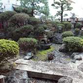 四季の移り変わりが楽しめる、樹木や石を配置した日本庭園