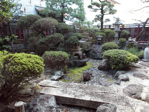 四季の移り変わりが楽しめる、樹木や石を配置した日本庭園