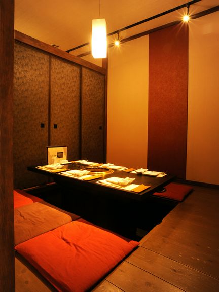 ゆったりくつろげる掘りごたつの個室は接待向き