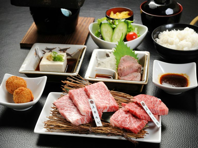 1人用の鉄板で食べられる人気ランチメニュー『万葉御膳』