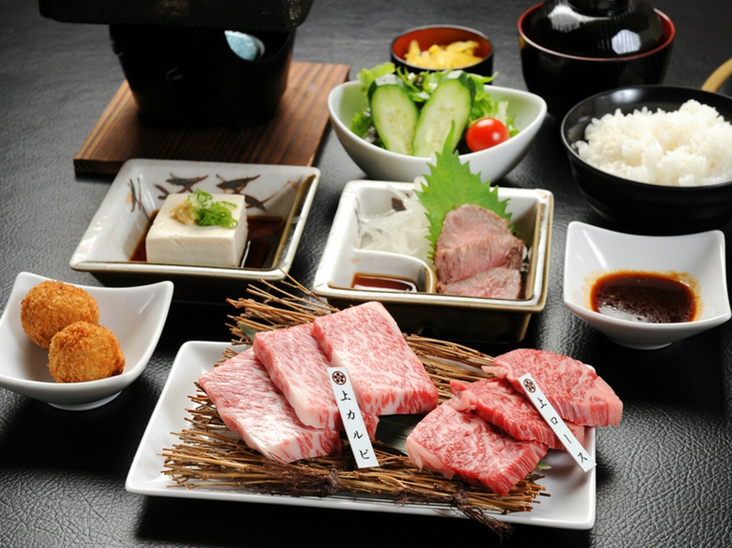 1人用の鉄板で食べられる人気ランチメニュー『万葉御膳』