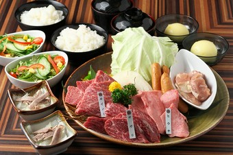 ”名物”極上近江牛3種盛に加え、ホクホクの近江米がおかわり自由！デザートも付いた万葉のお任せコース