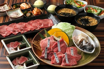 近江牛6種盛とﾎﾙﾓﾝが味わえる焼肉の定番ｺｰｽ。ﾃｰﾙ雑炊が〆にピッタリ！