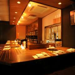 まるで寿司屋のような落ち着いてくつろげる空間　