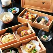 【全12品】お料理の内容は毎月変更しております。季節のお料理を綺麗な檜の器に盛り付けて提供いたします。