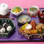 エビフライ・唐揚げ・茶碗蒸し・小鉢・おにぎり・お椀・ウィンナー・デザート